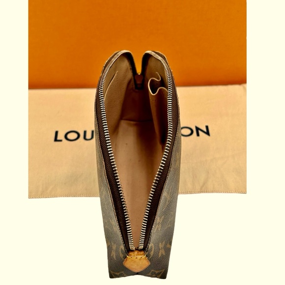 LOUIS VUITTON Monogram Cosmetic Pouch GM - Picture 8 of 11